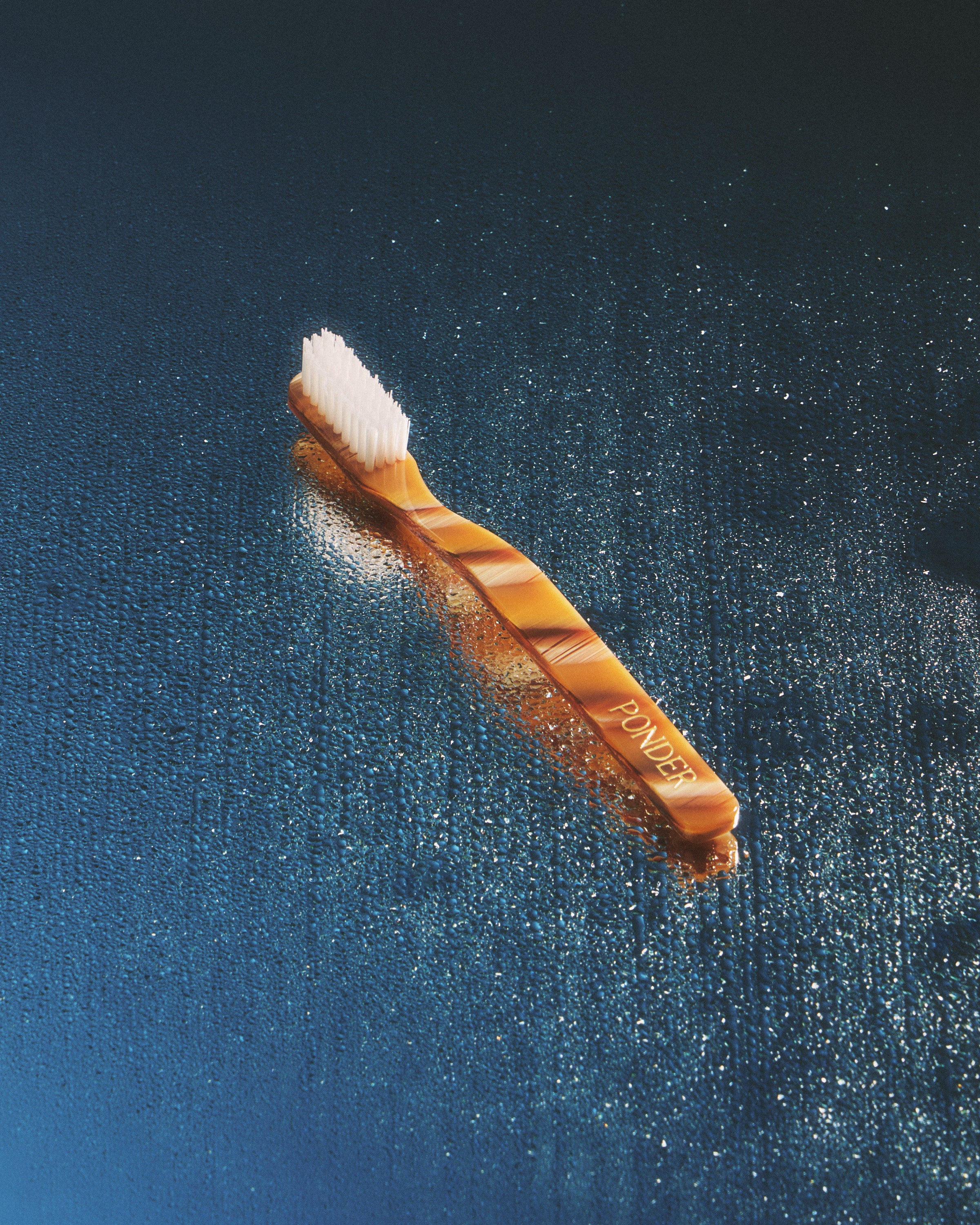 Medium hard nylontannbørste · Brun